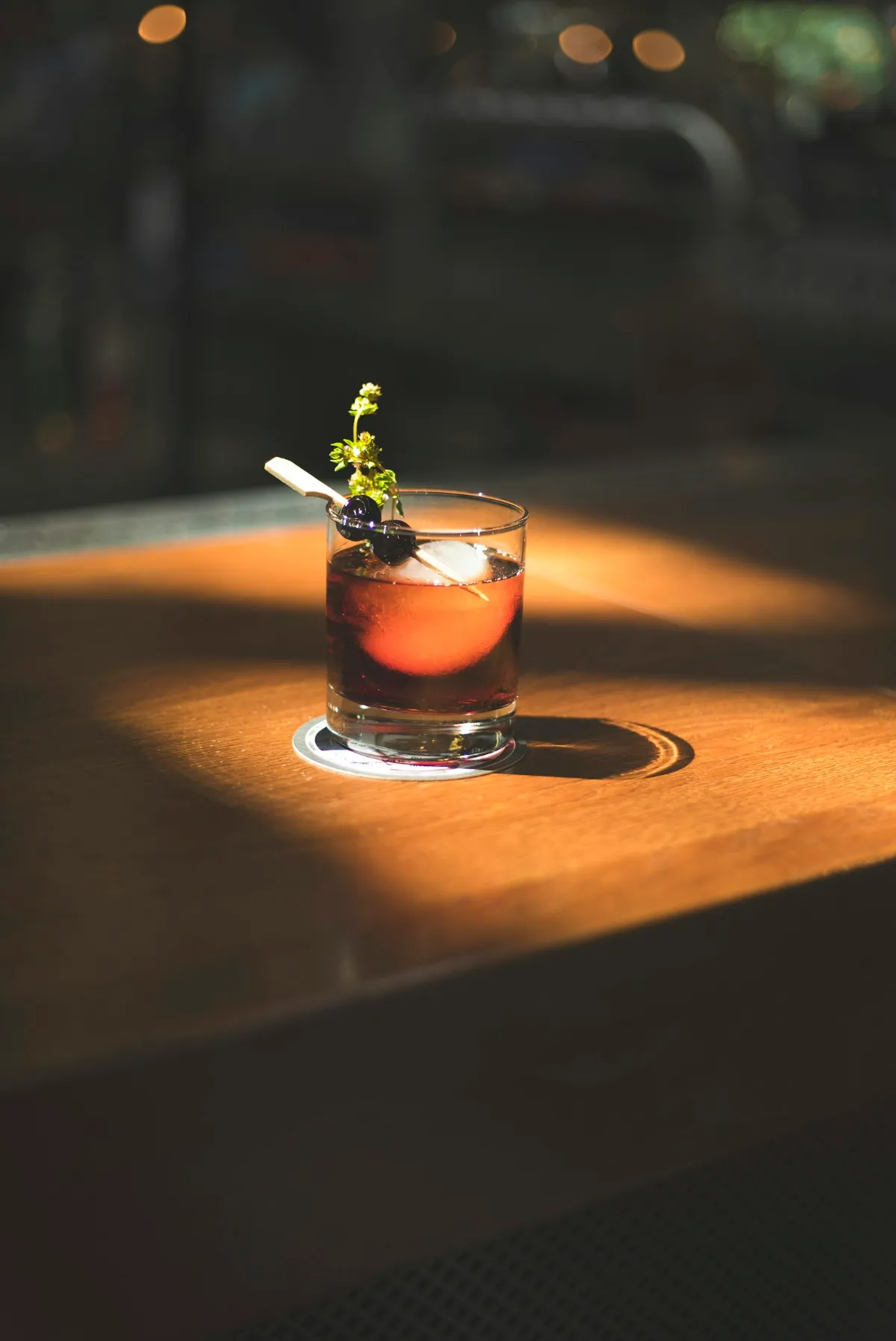 Cóctel iluminado por la luz de la tarde sobre una mesa